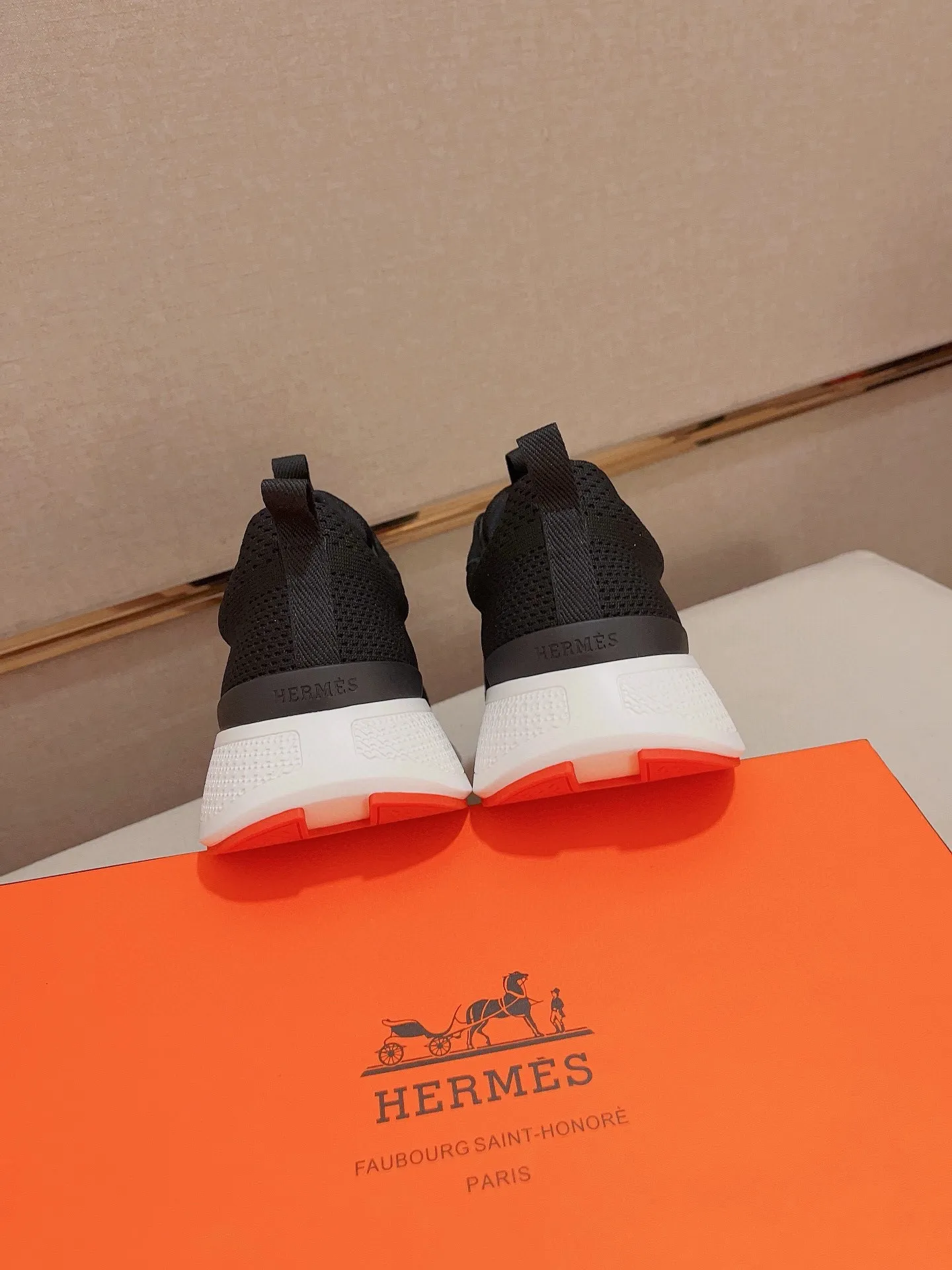 Factory price: 540💰《HERMES》【Classic Original Version】Hermès; Top 🔝 Purchasing Agency 🔍🔍Men's latest 🇺🇸 counters are on sale simultaneously, original imported from Italy ▲▲Silk cowhide with breathable fabric ▲▲ (high-end and expensive Qi·Grade) Exquisite workmanship (Italian 🇮🇹Imported water-dyed 🐂cowhide lining) Sole: Original sole provided by the original factory, ⚠️Exclusive double-layer activity·TPR·Rubber·Combined molded outsole; Super·comfortable·wear-resistant·non-slip·environmental protection The real thing is more beautiful if you take the real thing (high quality, follow the order), you can enter and exit the counter at will * Number of yards: 38·39·40·41·42·43·44# (can be customized 45.)